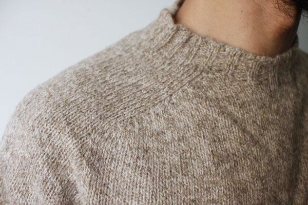 柔らかく編んであるため、動きやすいセーターです。