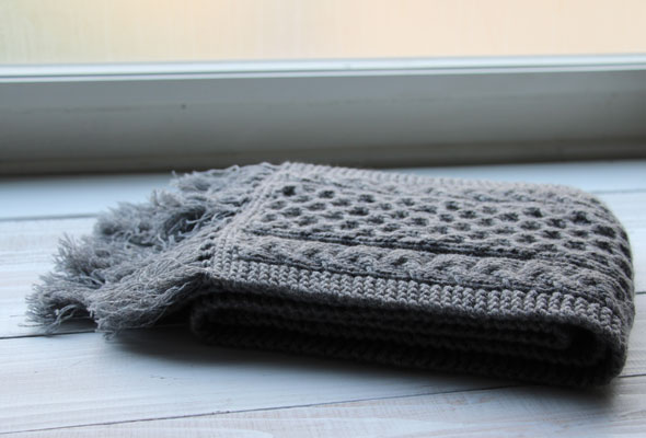 きめ細かで伝統的な編み方で作られた限定マフラーです。