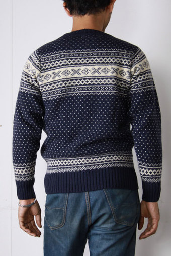 インバーアラン　ノルディック柄　背面　スタイリッシュに着こなしができるシェットランドセーター。編みこみがあるので保湿性にも優れています。
