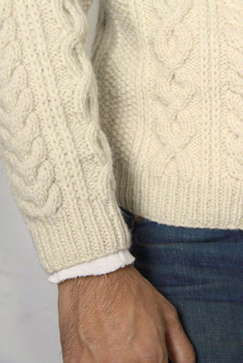 細やかな編み目です。模様も綺麗に編まれており、やわらかな印象です。