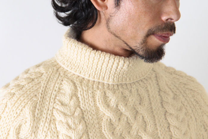 ヴィンテージのハンドニットを元に編みあげた伝統的なハンドニット。当店で特別発注した限定のハンドニットをセーターです。