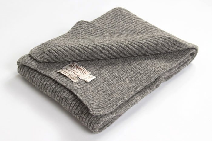 インバーアランのタグ。　ざっくり編みのシンプルなマフラーですが、シンプルだからこそ様々なお洋服であわせることが可能です。