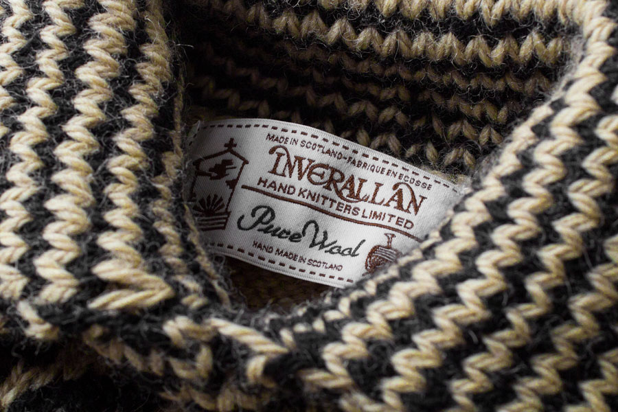 ドット柄にのように見えるバーズアイパターンは洋服好きにはたまらないでディテールです。アラン糸は100年以上にワタリ現在でも英国国内で紡績されている伝統的なニッティング糸です。